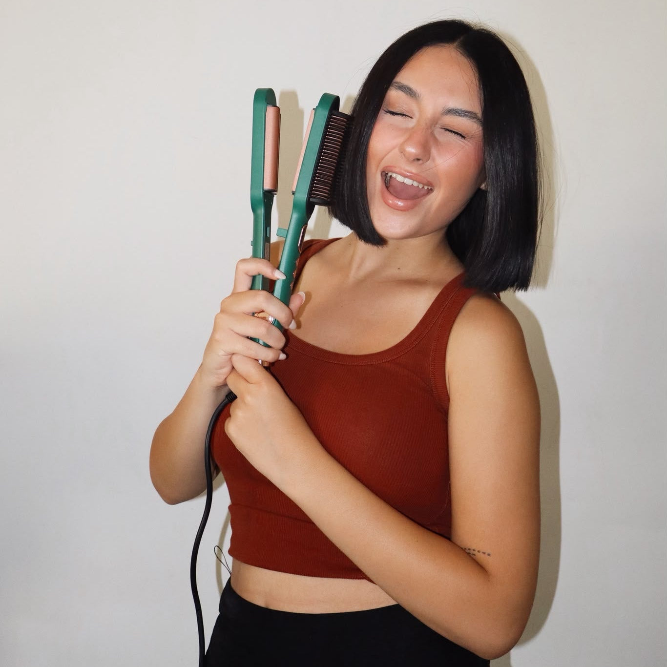 Cepillo plancha y ondulador 2 en 1 WavyLuxe